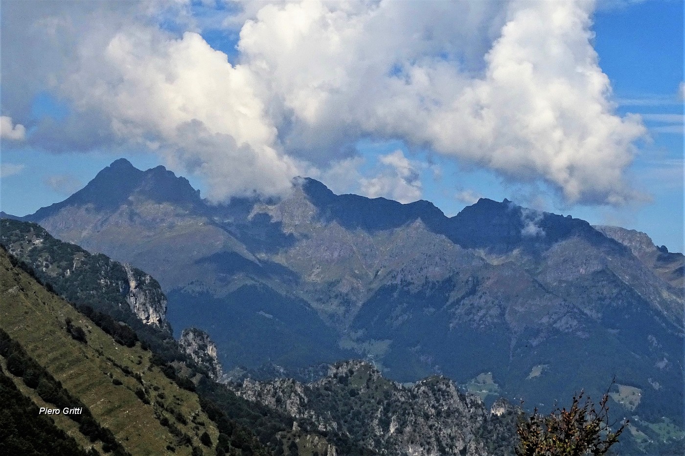 39 Zoom verso la costiera del Pizzo Tre Signori.JPG